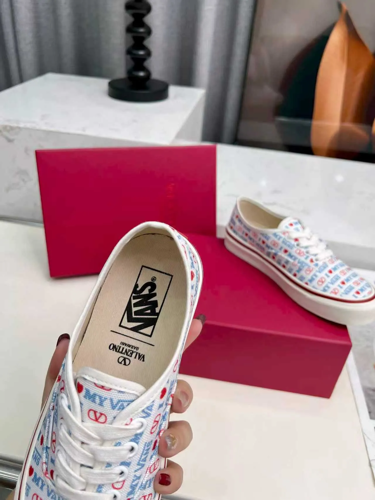 [Valentino Giving classic shoes a personality that spans the ages. Many celebrities - Jolin Tsai. Yang Zi. Liu Wen. Ma Baiquan. Choi Soobin. freen. Song Zuer. JJ Lin. zel. Cecilia Cheung. shark. Xin Yunlai...same style.